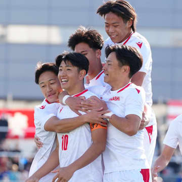 “10番”齊藤が衝撃のハットトリック。「赤い彗星」東福岡が秋田商を６－０と圧倒【選手権】