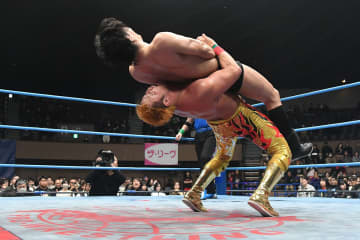 【全日本】宮原健斗が３冠Ｖ３！ 大激闘繰り広げた安齊勇馬にゲキ「ホープは返上しろよ！君はスターだ」