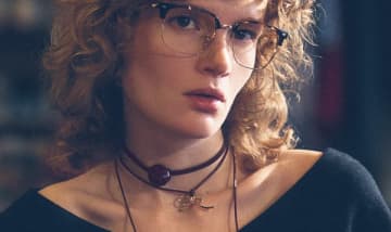 飽きたニットが復活する「目立ちすぎない飾り方」のテクニック