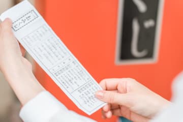 おみくじは引き直していい？「凶」を引いた時の対処や運勢を上げる作法を解説