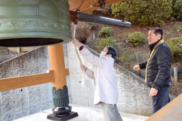 「明るい1年に」　無病息災願う　常陸太田で年越し鐘突き　茨城