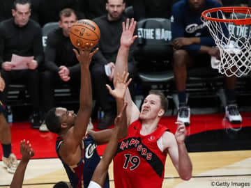 ラプターズの先発センター、ヤコブ・パートルが背中の治療継続のため最低1週間を欠場へ