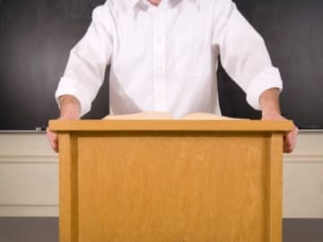 教員はなぜ頑張りすぎてしまうのか？ 1.3万人“ダウン”の裏にある思考の癖「教員脳」の正体