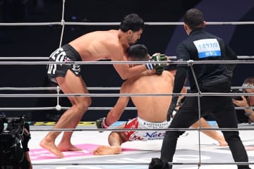 RIZINで衝撃１回“13秒”KO…ライト級絶対王者が右ひざ一発でマットに沈む