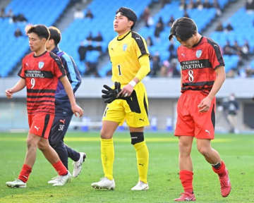 「メンバーに入れなかった仲間のためにも」何としても勝ち切りたかった。徳島市立の守護神が悔しさを滲ませる。多くの応援には「だいぶ力になりました」【選手権】