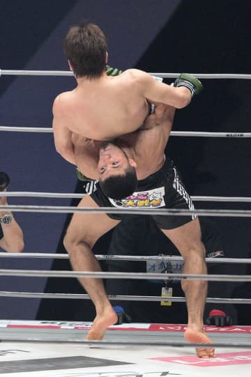 【ＲＩＺＩＮ】朝倉未来 ＴＫＯでタンカ送り…シェイドゥラエフのファルコンアロー、ジャーマン＆拷問パウンドに撃沈