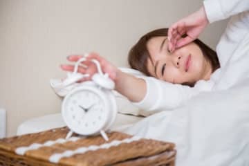 「寒くて朝、起きられない…」やる気が出ない冬の朝、みんなはどうしている？ 悩む相談者に“目覚めの工夫”のアドバイス続々