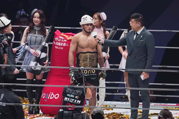 「なんか投げ込まれた？」王者シェイドゥラエフの勝利後にまさか　ラウンドガールも仰天