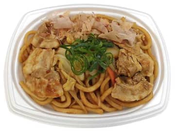 北海道産小麦使用の麺に豚肉と野菜炒めを盛り付け天かすと花かつおで風味良く仕上げた! セブン‐イレブンが「ソースの旨み広がる 豚肉焼うどん」を本日31日(水)発売