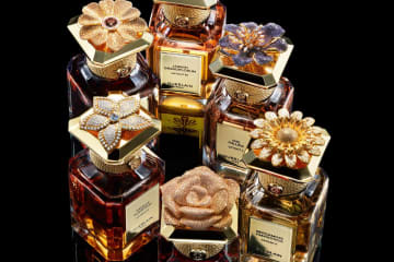 ゲラン“香水瓶を彩る”フレグランスジュエリー、数百粒のジェムが煌めくフラワーモチーフ