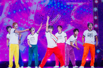 WEST.が初単独カウントダウンライブ開催！　粉まみれで年越し＆女子アイドルに変身も