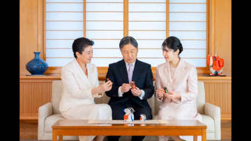 天皇ご一家の新春映像は「午」の工芸品 　陛下「希望を持って歩んでいくことのできる良い年に」　悠仁さま「新年祝賀の儀」に初出席