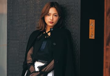 新年のご挨拶ファッションは【川口春奈】がお手本！2026年は白×黒コーデで「品格あるイイ女」を目指す