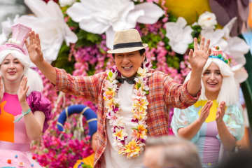 ジャッキー・チェンがライオンの赤ちゃんを抱っこ　大歓迎を受けて笑顔全開も　「パンダプラン」場面写真