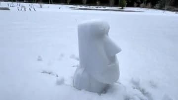「考えた方天才」「売ろうとした会社もすごい」　雪挟んで遊ぶ「無限モアイ製造機」売り上げ4倍の大人気