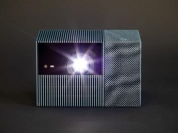 ひねるキューブ型プロジェクター「TCL PlayCube」レビュー：明るさ・音質・画質を検証