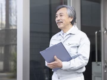72歳で正社員勤務しています。退職後の年金に影響するのは基本給ですか？それとも総支給額ですか？