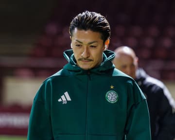 「ひどい」「外されるべきだ」屈辱のHT交代…昨季33発の日本人エースにまさかの“不要論”　英メディアが酷評「ボールに11回しか触れなかった」