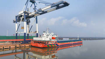 国産1万トン級新エネルギーばら積み貨物船が運航開始　中国山東省