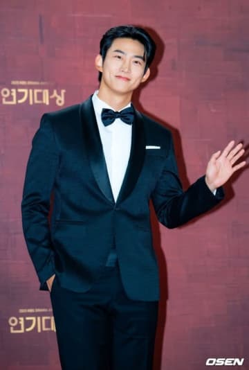 2PM テギョン、生放送中に結婚相手の名前をサプライズ公開「心からの感謝を…愛してるよ！」（動画あり）