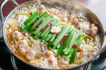 【現役板前が伝授】ボリューム満点『わんぱくモツ鍋』のレシピを公開 牛モツと鶏団子の最強タッグでご飯もお酒も止まらないと話題に「コリコリ牛もつ　美味そう。つくねとニンニクポイント忘れないよう作るぜ〜」「これは絶対美味い。モツの下処理が丁寧。」