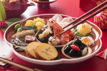 おせち料理のエビのうま煮は、殻ごと食べるべき？　いまさら聞けないマナーの“正解”　スマートに味わうためには