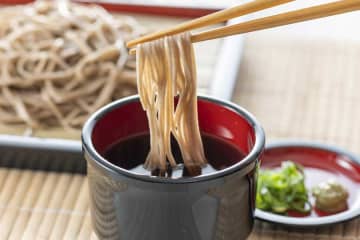 そばを途中で噛み切るのは縁起が悪い？　年越しそばの前に知っておきたい「ざるそば」の作法