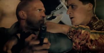 バカは死ぬ！ ステイサム、ナメたロシアンマフィア2人組をフルボッコ 『ワーキングマン』電話ボックス・ファイト