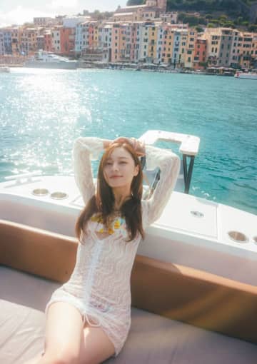 乃木坂46・梅澤美波、全身透け透け!?　2nd写真集より「優雅に見えて実は壮絶」カット解禁