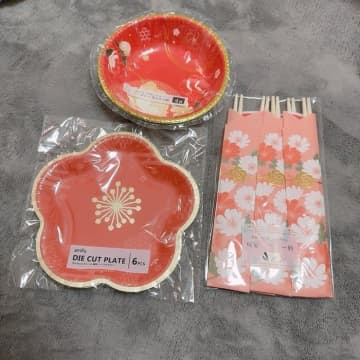 「洗い物したくないもんね」元ギャルママモデル、『セリア』で購入した正月用品を公開