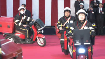 配達枚数は26％減少　元日恒例の年賀状配達「出発式」　お年玉くじは19日に抽選