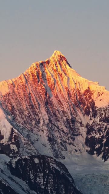 新年の朝日で金色に輝く山頂　中国雲南省梅里雪山