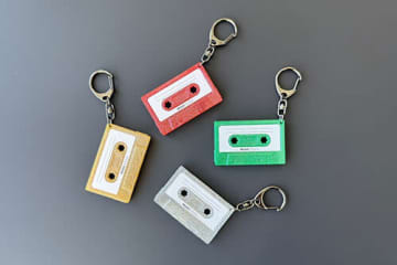 昭和レトロで懐かしい！NFCチップ内蔵のカセットテープ型キーホルダー「MUSIC TOUCH」