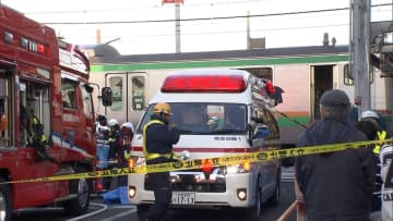 JR宇都宮線の列車と車が踏切内で衝突　運転再開の見込み立たず　車に残された1人の救出完了、詳しい容体は不明