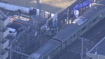 JR宇都宮線の踏切で事故　乗用車の60代男性を約2時間後に救助