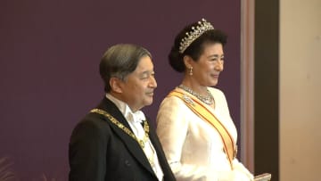 天皇陛下「国民の幸せと国の発展を祈ります」皇居で新年祝賀の儀　悠仁さま初出席　愛子さまは今年も“黒田清子さんから”のティアラを着用