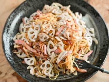 めんどうな下処理なし！ベーコンとれんこんのやみつきパスタ