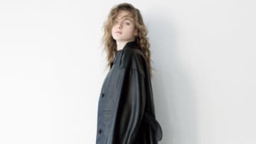 【明日なに着る？】「羽織るだけでスレンダー」しなやかな黒レザーのロングコート