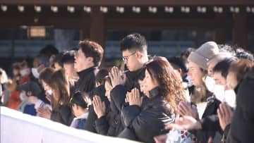 東京・明治神宮も初詣客で賑わう　本殿前にさい銭用の大きな囲い