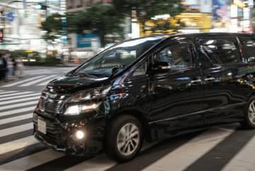 アルファードが “縁石” を超えて歩道を『爆走』 “アクセルとブレーキを踏み間違えた” と語るも 急ハンドル で歩道に突入する動画が出回りネットでコメント殺到「安全装置切ってたのかな」「最低グレードのランクになると安全装備はカットされてます。なので恐らく安いグレードかと…」