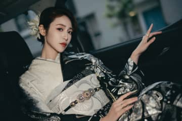 【謹賀新年】横顔が美しすぎる美女詣をお届け！漆黒の豪華振袖の着こなしが艶っぽい【写真8枚】