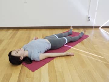 【朝1分】冷えた体がポカポカ！ベッドでできる簡単「足首ストレッチ」