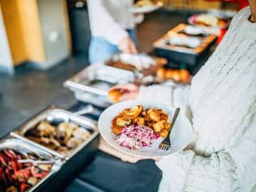 「ビュッフェ」と「バイキング」の違い。正しく言えたら天才！？【大人のたしなみ】
