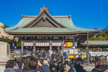 初詣で「落ちている財布」を拾ったら…「神様からのお年玉」と持ち去ると“窃盗罪”になる可能性も