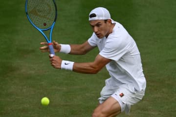 【雑草プロの世界転戦記37】コートサーフェスがその国のテニスを作る！ 芝が多いイギリスは低い弾道＆速い展開が主流＜SMASH＞