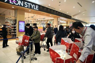 イオンモール幕張新都心で初売り　「福カート」人気、詰め放題も　オープン前から行列