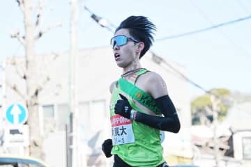 大東文化大、襷リレー直前で転倒　1年・菅崎大翔がフラフラも必死の繋ぎ→無事4区スタート【箱根駅伝】