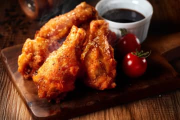 料理研究家ゆかり『絶品フライドチキン』のレシピを公開　ザックザク衣でケンタッキー風の味わいが話題に「調味料が豊富で美味しそう。クリスマスにピッタリ！」「ザクザク衣ですごく美味しいです。牛乳に漬けるとこんなに臭みが取れるんですね。」