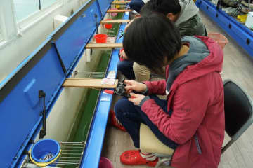 首都圏から公共交通機関でアクセス・初心者OK！　冬の「ワカサギ釣り」2か所！　氷上＆湖上「体験レポ」