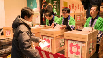 全国で初売り始まる　「仙台初売り」では豪華景品に笑顔、“最後の初売り”名古屋・名鉄百貨店には2000人が行列